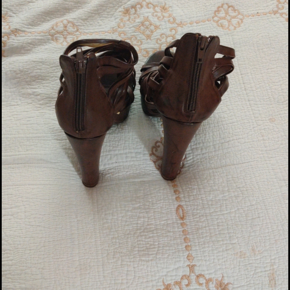 Shoe's - Picture 3 of 4